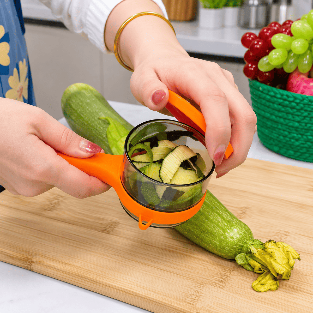 Handheld vegetable peeler and fruit peeling knife kitchen tool