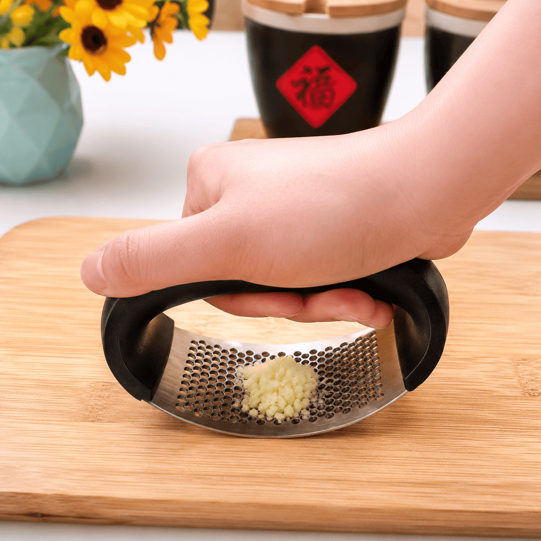 Stainless steel garlic press crusher for easy garlic and ginger crushing